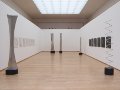Blick in die Ausstellungshalle mit Stelen und Reliefs von Roland Phleps