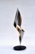 R. Phleps mit seiner Skulptur "Kreisbogen-Viereck (Labrys) 2"