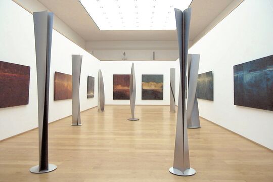 Gemälde von Wulf Winckelmann und Skulpturen "Geschlitzte Stelen" von Roland Phleps in der Ausstellungshalle der Stiftung für Konkrete Kunst Roland Phleps in Freiburg