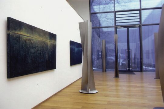 Gemälde von Wulf Winckelmann und Skulpturen von Roland Phleps in der Ausstellungshalle der Stiftung für Konkrete Kunst Roland Phleps in Freiburg