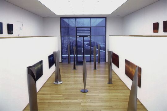 Gemälde von Wulf Winckelmann und Skulpturen "Geschlitzte Stelen" von Roland Phleps in der Ausstellungshalle der Stiftung für Konkrete Kunst Roland Phleps in Freiburg