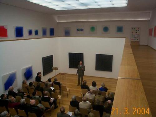 R. Phleps bei der Begrüßung zur Vernissage
