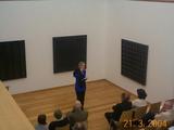 Die Kuratorin der Stiftung, Claudia Kollmann,
                        stellt den Künstler und sein Werk vor