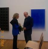 Claudia Kollmann im Gespräch mit einem Besucher 
                        der Vernissage