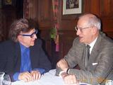 Der Künstler H. Waibel im Gespräch mit dem
                        Stifter R. Phleps