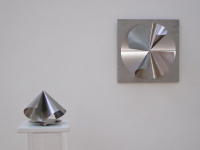 Roland Phleps: Stahlskulptur "Konische Variationen II" und Relief "Konische Variationen IV"