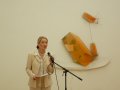 Die Kuratorin der Stiftung, Claudia Kollmann, stellt den Künstler und sein Werk vor