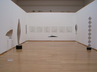 Anmut in Stahl - Skulpturen von Roland Phleps: Blick in die Ausstellungshalle