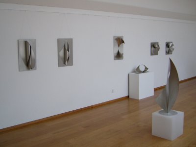 Anmut in Stahl - Skulpturen von Roland Phleps: Blick auf die Galerie der Ausstellungshalle