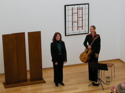 Duo Klangvoll: Irene Kurka (Sopran) und Barbara Lechner (Gitarre) bei der Vernissage der Ausstellung "Tiefe Fläche" von Erwin-Josef Speckmann