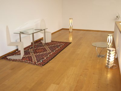 Roland Phleps: Lampen, Stühle und Tisch