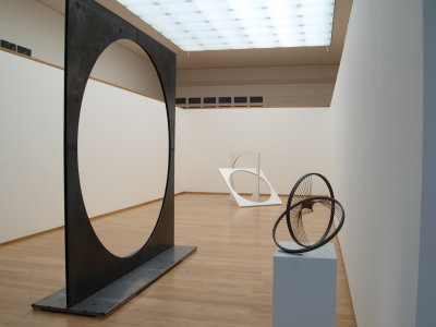 Blick in die Ausstellungshalle mit Skulpturen von Beat Kriemler