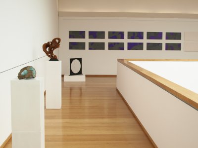Galerie der Skulpturenhalle mit Werken von Beat Kriemler