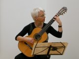 Bärbel Libera spielt auf der Gitarre Werke von Johann Sebastian Bach, Uroš Rojko, Federico Moreno-Torroba und Manuel de Falla
