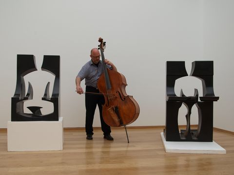 W. Holzenkamp, Kontrabass, spielte bei der Vernissage Werke von Serge Koussevitzky, Astor Piazzolla und Rabih Abou-Khalil