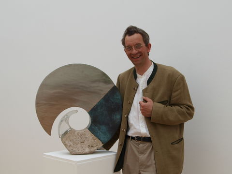 J. von Stumm mit seiner Skulptur "Nautilus"