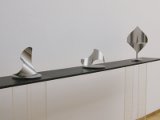 Rechtwinklig-gleichschenklige Dreiecke, doppelt gerundet. Skulpturen von Roland Phleps