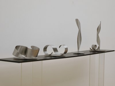 Schmale Ellipsen doppelt gegenläufig gerundet, Ellipsen-Paar torquiert und zwei Ellipsen ungleich spiralig torquiert. Skulpturen von Roland Phleps;