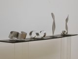 Schmale Ellipsen doppelt gegenläufig gerundet, Ellipsen-Paar torquiert und zwei Ellipsen ungleich spiralig torquiert. Skulpturen von Roland Phleps