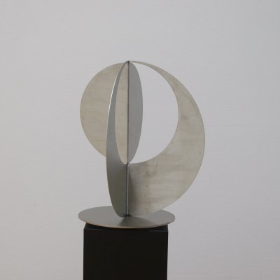 Kreis mit Kreisausschnitt, doppelt geknickt. Skulptur von Roland Phleps;
