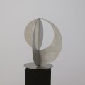 Kreis mit Kreisausschnitt, doppelt geknickt. Skulptur von Roland Phleps
