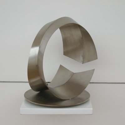 Sinuskurven-Viereck gedoppelt, als offener Ring. Skulptur von Roland Phleps;