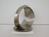 Sinuskurven-Viereck gedoppelt, als offener Ring. Skulptur von Roland Phleps