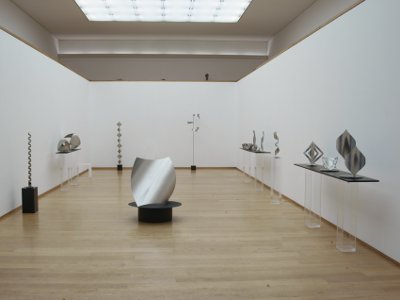 Blick in die Skulpturenhalle mit Werken von Roland Phleps