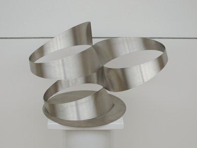 Drei Sinuskurven-Vierecke als aufsteigende Spirale. Skulptur von Roland Phleps;