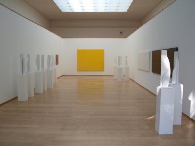 Blick in die Ausstellungshalle mit Werken von Gottfried Honegger