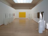 Blick in die Ausstellungshalle mit Werken von Gottfried Honegger