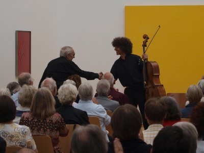 Gottfried Honegger dankt Michael Vollhardt, Cello, für die musikalische Gestaltung der Vernissage