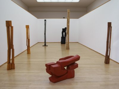 Blick in die Ausstellungshalle mit Werken von Dieter Oehm