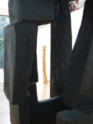 Dieter Oehm: Blick durch Skulptur "Gebäude" auf Skulptur "8 Offener Körper"