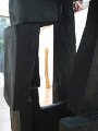 Dieter Oehm: Blick durch Skulptur "Gebäude" auf Skulptur "8 Offener Körper"