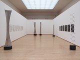 Blick in die Ausstellungshalle mit Stelen und Reliefs von Roland Phleps