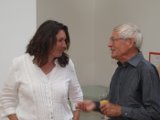 Peter Albert im Gespräch mit einer Besucherin der Vernissage