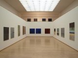 Blick in die Ausstellungshalle mit Werken von Peter Albert