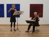 Anna Galow, Querflöte, und Bärbel Libera, Gitarre, spielen bei der Vernissage Werke von J. S. Bach, M. Ravel, J. Ibert und A. Piazzolla