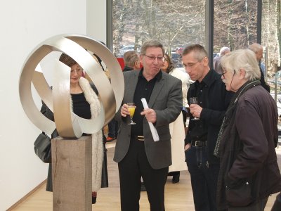 Christian Rudolph im Gespräch mit Besuchern der Vernissage