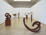 Blick in die Ausstellungshalle mit Werken von Christian Rudolph