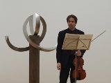 Sebastian Wohlfarth, Viola, spielt bei der Vernissage Werke von Johann Sebastian Bach und Paul Hindemith