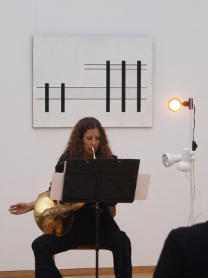 Delphine Gauthier-Guiche bei der Uraufführung von "Not I: Holographies for solo french horn" von Arthur Kampela anlässlich der Vernissage zur Ausstellung "Vertikal - Horizontal" in der Skulpturenhalle