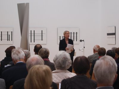 Dr. Claudia Rönn-Kollmann, Kuratorin der Stiftung für Konkrete Kunst Roland Phleps, stellt die Künstler und ihr Werk vor