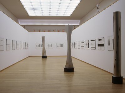 Blick in die Skulpturenhalle mit Malerei von Erwin-Josef Speckmann und Stahlstelen von Roland Phleps