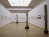 Blick in die Skulpturenhalle mit Malerei von Erwin-Josef Speckmann und Stahlstelen von Roland Phleps