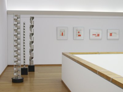 Stelen von Roland Phleps und Japanischer Fries von Erwin-Josef Speckmann