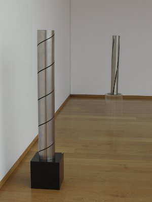 Roland Phleps: Zylinder mit Spiralschnitt und Zylinder aus 3 diagonal gerundeten Trapezen