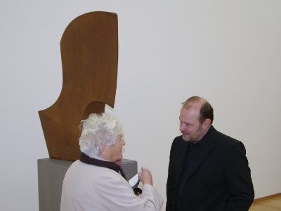 René Dantes im Gespräch mit einer Besucherin der Vernissage