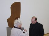 René Dantes im Gespräch mit einer Besucherin der Vernissage